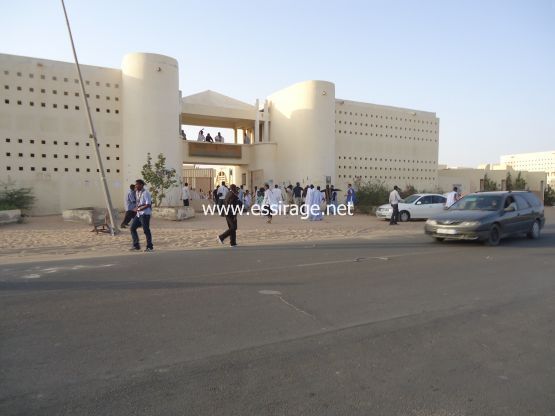 لقطة من بدايات الأحتكاك أمام مبني كلية القانون 